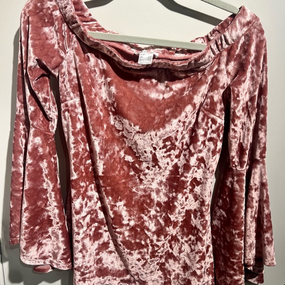 Venus Rose Colored Velour Off the Shoulder Top with Flared Sleeves Size S - Picture 5 of 8